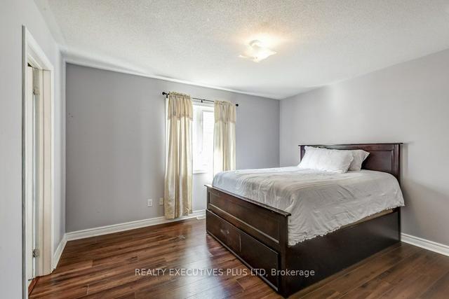 68 Oblate Cres, House detached with 4 bedrooms, 4 bathrooms and 6 parking in Brampton ON | Image 3