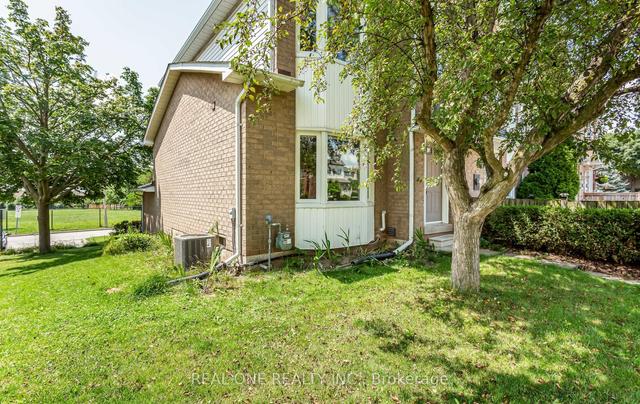 104 Glenashton Dr, House attached with 2 bedrooms, 2 bathrooms and 3 parking in Oakville ON | Image 12