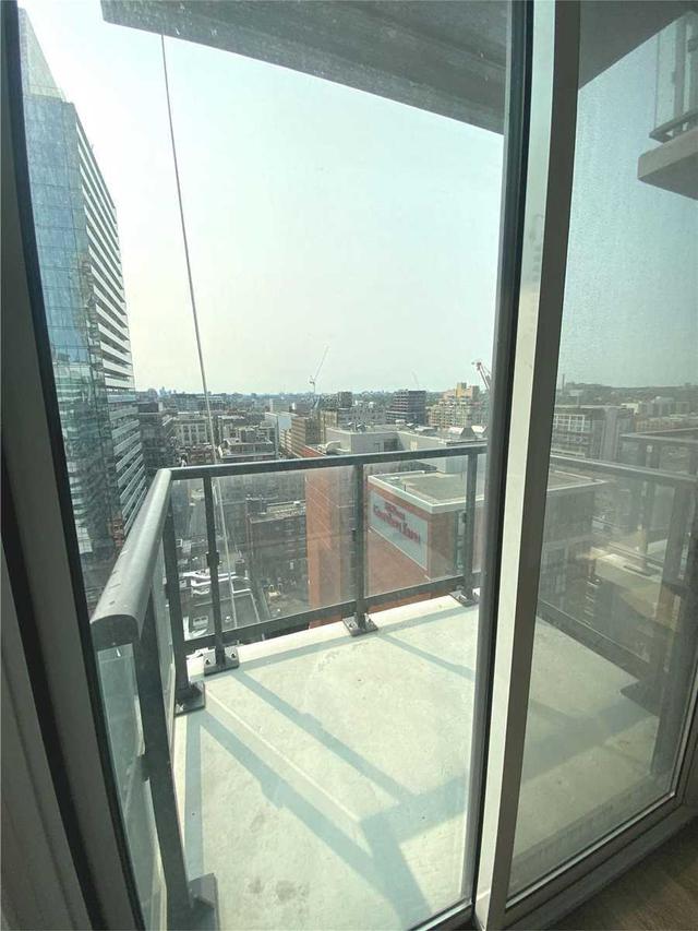 2403 - 87 Peter St, Condo with 1 bedrooms, 1 bathrooms and 0 parking in Toronto ON | Image 2