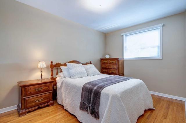 7 Rowallan Rd, House detached with 4 bedrooms, 2 bathrooms and 3 parking in Toronto ON | Image 6
