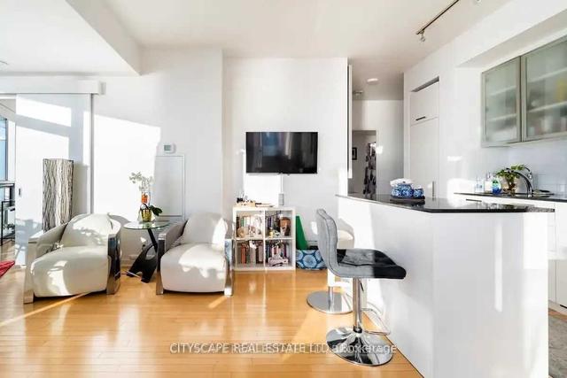 5602 - 12 York St, Condo with 2 bedrooms, 2 bathrooms and 1 parking in Toronto ON | Image 6