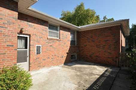 3 Ashmount Cres, House detached with 3 bedrooms, 2 bathrooms and 4 parking in Toronto ON | Image 8