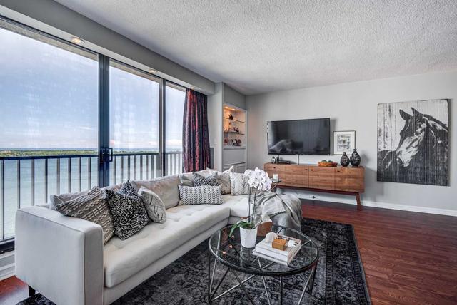2413 - 33 Harbour Sq, Condo with 1 bedrooms, 1 bathrooms and 1 parking in Toronto ON | Image 2