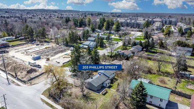 203 Phillips St, House detached with 3 bedrooms, 2 bathrooms and 7 parking in Barrie ON | Image 5