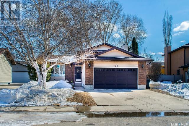 39 Chomyn Crescent, House detached with 3 bedrooms, 3 bathrooms and null parking in Saskatoon SK | Image 2