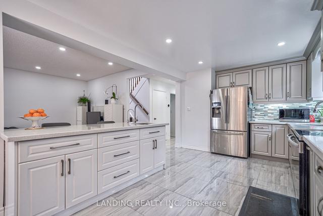 52 Yatesbury Rd, House semidetached with 4 bedrooms, 4 bathrooms and 6 parking in Toronto ON | Image 5