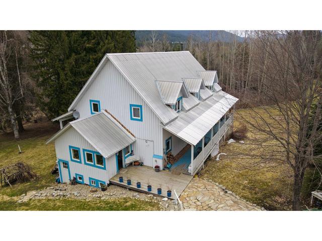 6685 Highway 6, House detached with 5 bedrooms, 3 bathrooms and null parking in Central Kootenay H BC | Image 1