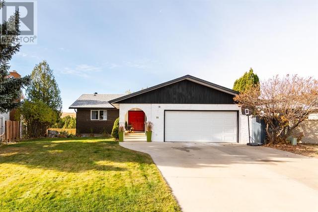 16 Chinook Court Sw, House detached with 4 bedrooms, 2 bathrooms and 4 parking in Medicine Hat AB | Card Image