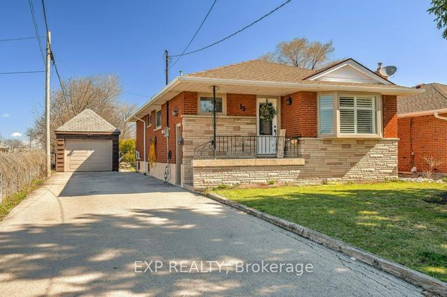 15 Dallas Ave, House detached with 3 bedrooms, 2 bathrooms and 3 parking in Hamilton ON | Image 1