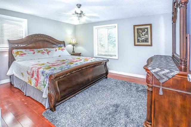 87 Crow Tr, House detached with 3 bedrooms, 3 bathrooms and 3 parking in Toronto ON | Image 3