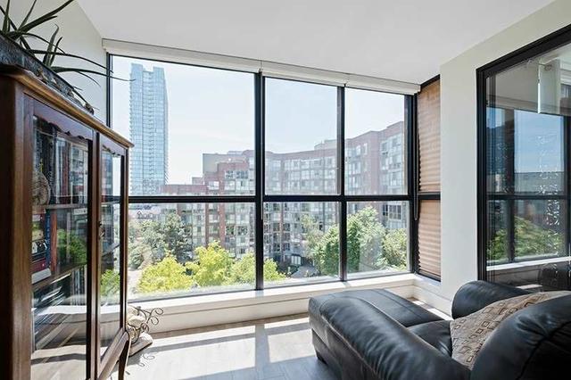 750 - 24 Southport St, Condo with 1 bedrooms, 1 bathrooms and 1 parking in Toronto ON | Image 2