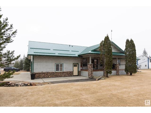 5004 52 Av, House detached with 4 bedrooms, 3 bathrooms and null parking in Westlock County AB | Image 3