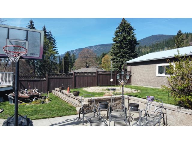 3583 Broadwater Rd, House detached with 3 bedrooms, 3 bathrooms and null parking in Central Kootenay J BC | Image 23