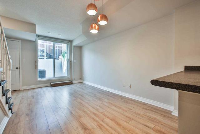 2 - 10 Turntable Cres, Townhouse with 3 bedrooms, 2 bathrooms and 1 parking in Toronto ON | Image 2