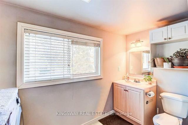 21 Eastgate Cres, House detached with 4 bedrooms, 2 bathrooms and 5 parking in Toronto ON | Image 10