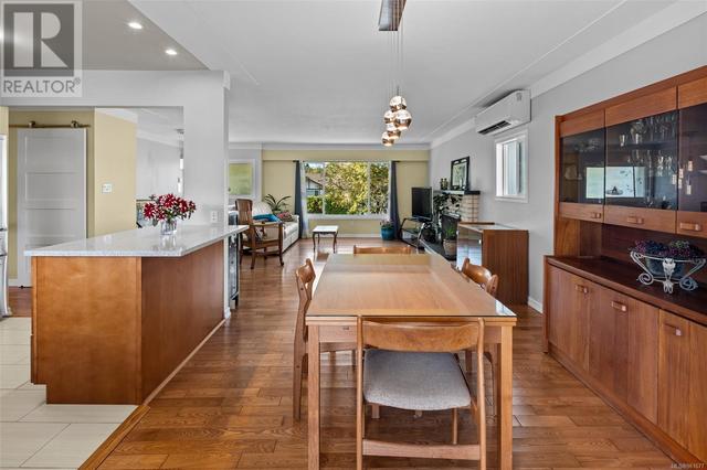 Dining and Kitchen Island | Image 12
