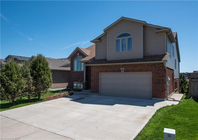 8654 Mcgarry Drive, House detached with 5 bedrooms, 3 bathrooms and 5 parking in Niagara Falls ON | Image 2