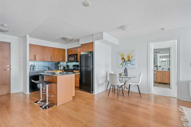2301 - 310 Burnhamthorpe Rd W, Condo with 2 bedrooms, 2 bathrooms and 1 parking in Mississauga ON | Image 12