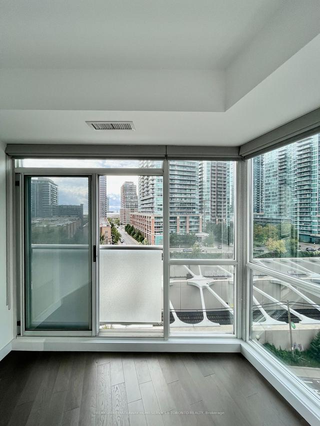821 - 1 Shaw St, Condo with 1 bedrooms, 1 bathrooms and 0 parking in Toronto ON | Image 6
