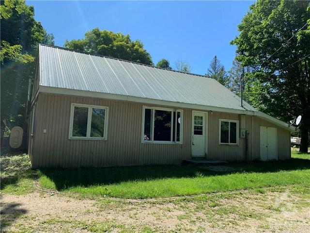 1010 South Bush Road, House detached with 2 bedrooms, 1 bathrooms and 6 parking in North Frontenac ON | Image 2