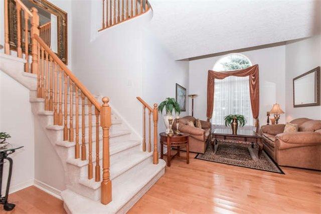 207 Niagara Dr, House detached with 4 bedrooms, 3 bathrooms and 4 parking in Oshawa ON | Image 3
