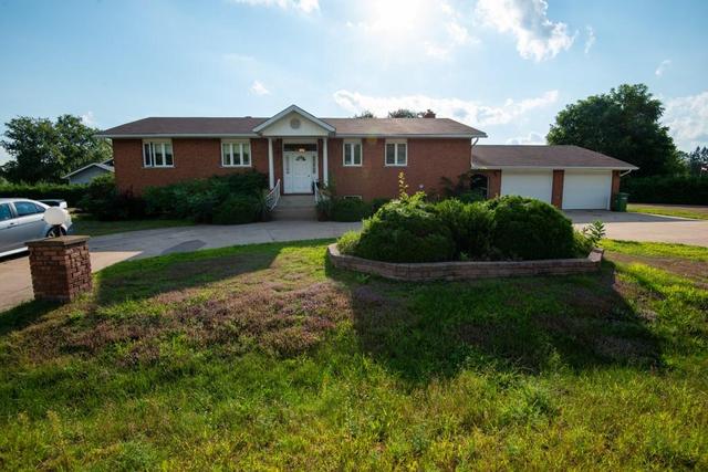 690 Pineridge Crescent, House detached with 4 bedrooms, 3 bathrooms and 10 parking in Petawawa ON | Image 2