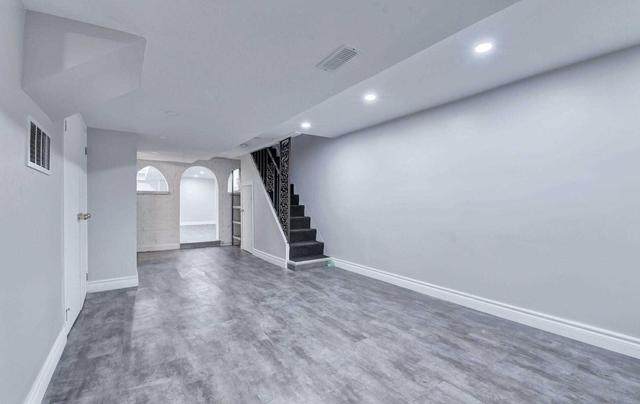 295 Clinton St, House attached with 5 bedrooms, 3 bathrooms and 1 parking in Toronto ON | Image 28