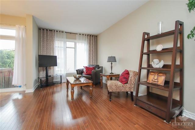 213 Butterfly Walk, Townhouse with 3 bedrooms, 2 bathrooms and 3 parking in Ottawa ON | Image 4