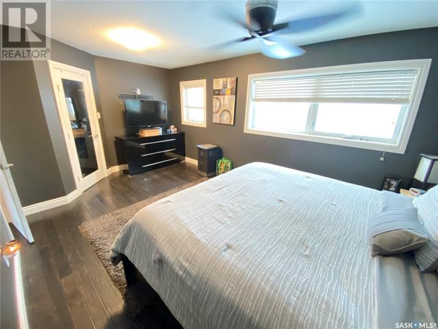 636 Elgin Street, House detached with 4 bedrooms, 2 bathrooms and null parking in Weyburn SK | Image 3