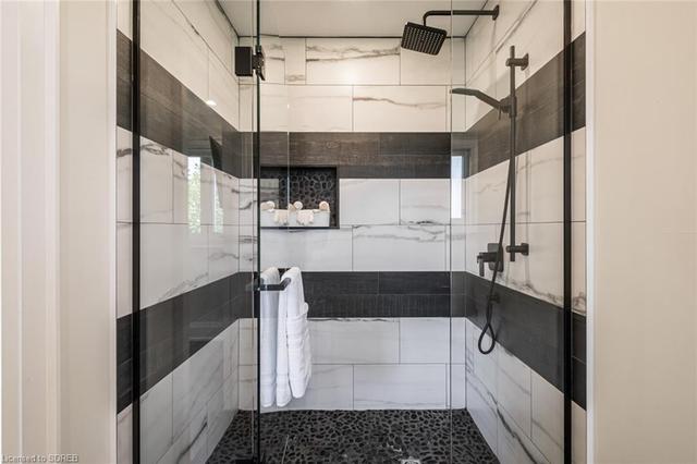Large separate shower | Image 15