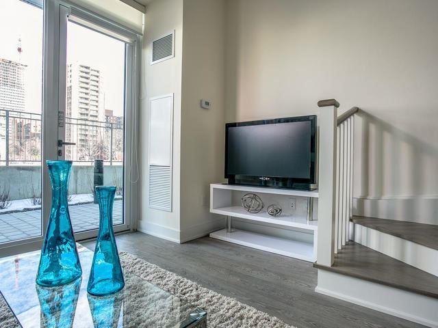 Th 12 - 30 Roehampton Ave, Condo with 1 bedrooms, 2 bathrooms and 1 parking in Toronto ON | Image 10