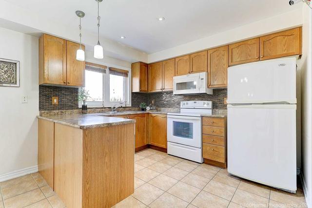 37 Crestbank Crt, House attached with 3 bedrooms, 3 bathrooms and 1 parking in Vaughan ON | Image 5