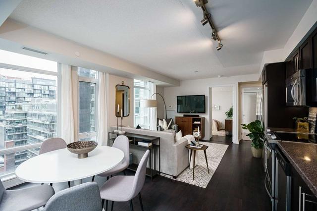 1216 - 525 Adelaide St W, Condo with 3 bedrooms, 2 bathrooms and 1 parking in Toronto ON | Image 2