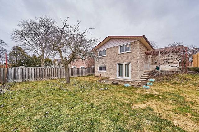 460 Tweedsmuir St, House detached with 3 bedrooms, 2 bathrooms and 5 parking in Oshawa ON | Image 2
