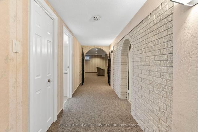 31 Roskell Cres, House detached with 3 bedrooms, 2 bathrooms and 6 parking in Toronto ON | Image 15