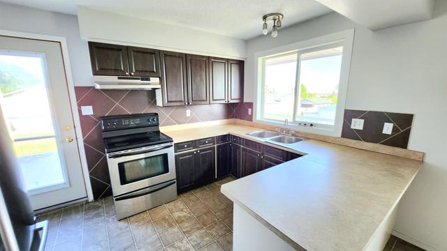 9240 107 Avenue, House detached with 5 bedrooms, 3 bathrooms and 2 parking in Grande Prairie AB | Image 5