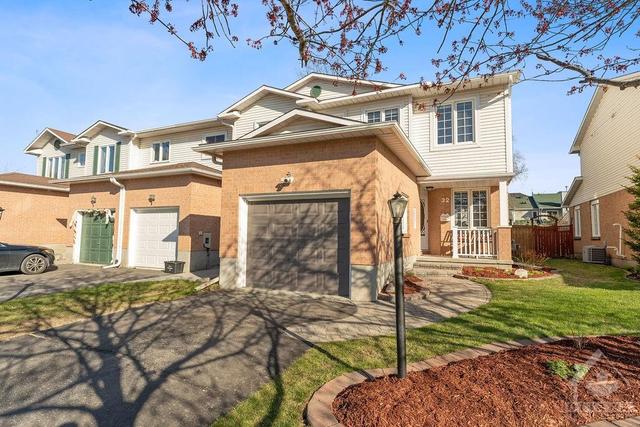 32 Ravenscroft Court, Townhouse with 3 bedrooms, 3 bathrooms and 3 parking in Ottawa ON | Image 2