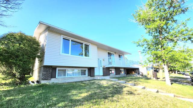 9240 107 Avenue, House detached with 5 bedrooms, 3 bathrooms and 2 parking in Grande Prairie AB | Image 2