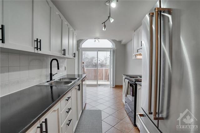 6142 Arbourwood Drive, Townhouse with 3 bedrooms, 3 bathrooms and 3 parking in Ottawa ON | Image 8