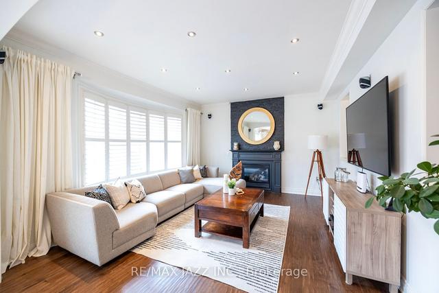 8 Bloomsbury St, House detached with 4 bedrooms, 4 bathrooms and 4 parking in Whitby ON | Image 4
