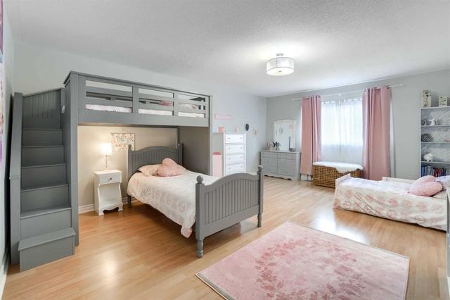 10 Daniel Reaman Cres, House attached with 3 bedrooms, 3 bathrooms and 3 parking in Vaughan ON | Image 6