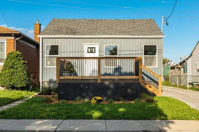 25 Selkirk Ave, House detached with 2 bedrooms, 2 bathrooms and 5 parking in Hamilton ON | Image 1