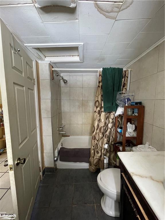 4 PC bath with tile floor | Image 3