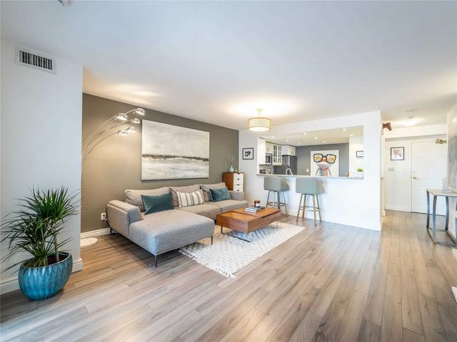 519 - 18 Concorde Pl, Condo with 2 bedrooms, 2 bathrooms and 1 parking in Toronto ON | Image 3