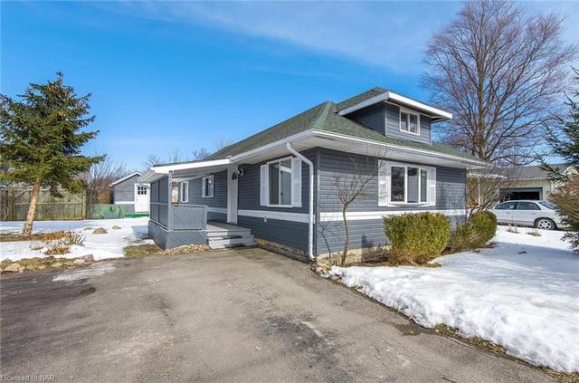 3732 Concord Avenue, House detached with 2 bedrooms, 2 bathrooms and 4 parking in Fort Erie ON | Image 2