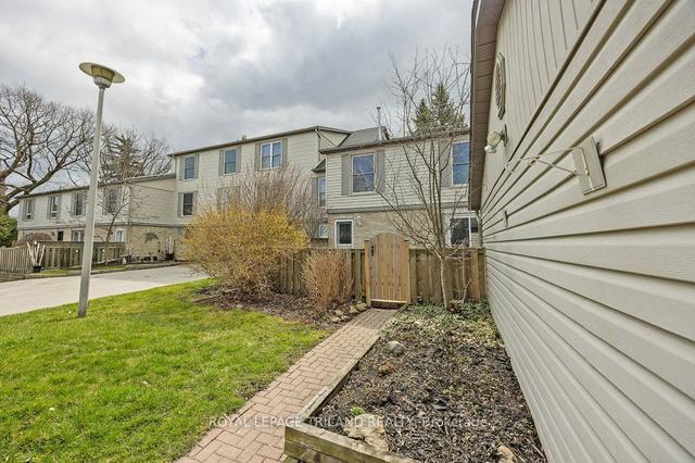 339 Everglade Cres, Townhouse with 4 bedrooms, 3 bathrooms and 2 parking in London ON | Image 12