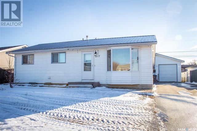 217 Kingston Street, House detached with 4 bedrooms, 2 bathrooms and null parking in Melfort SK | Image 2