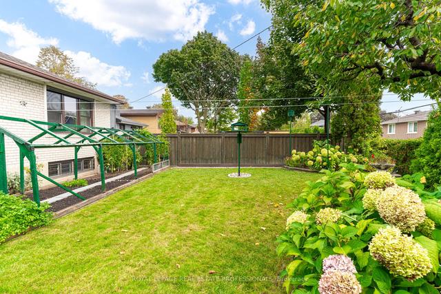 33 Kylemore Cres, House detached with 3 bedrooms, 3 bathrooms and 4 parking in Toronto ON | Image 35