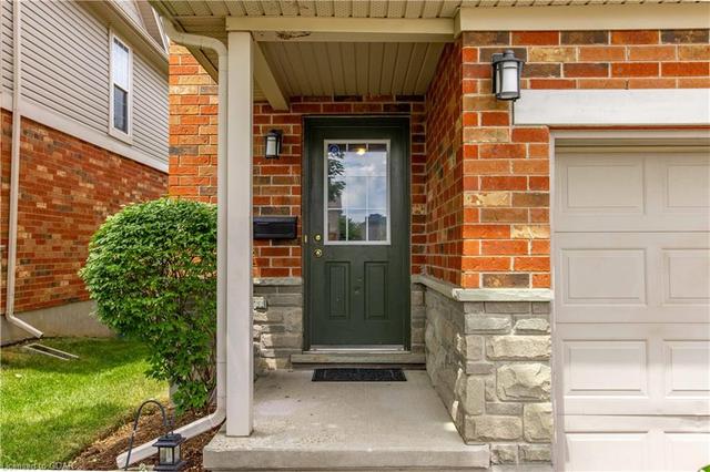 11 - 124 Gosling Gardens, House attached with 3 bedrooms, 2 bathrooms and 2 parking in Guelph ON | Image 4