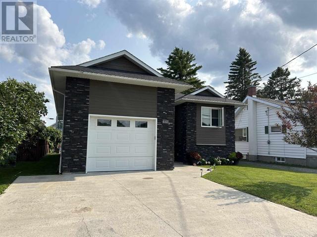 641 Second St E, House detached with 5 bedrooms, 3 bathrooms and null parking in Fort Frances ON | Image 2
